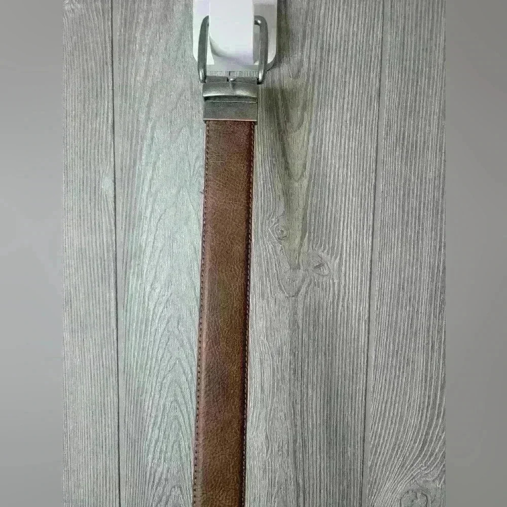 Brown & black belt in one. Metal buckle twist‎ to change belt color preference
